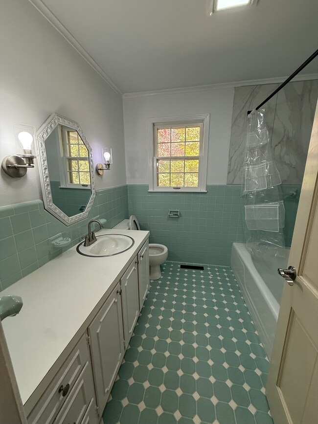 Building Photo - 565 Paris St