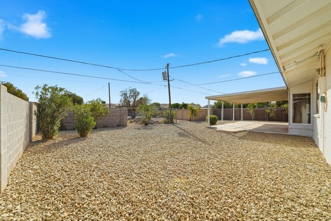 Building Photo - Comfortable 2-Bed Sun City Retreat with Vinyl Flooring & Fresh Paint