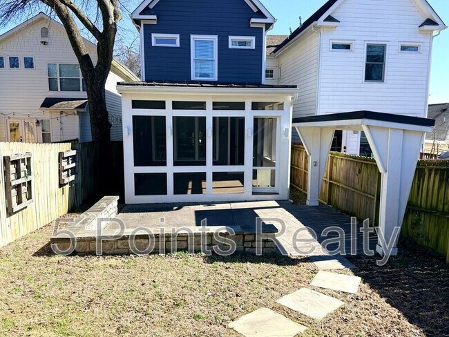 Building Photo - 2209 10th Ave S