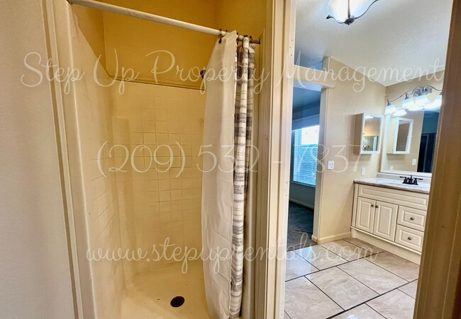 Building Photo - Comfortable & Well-Appointed 3-Bedroom Hom...