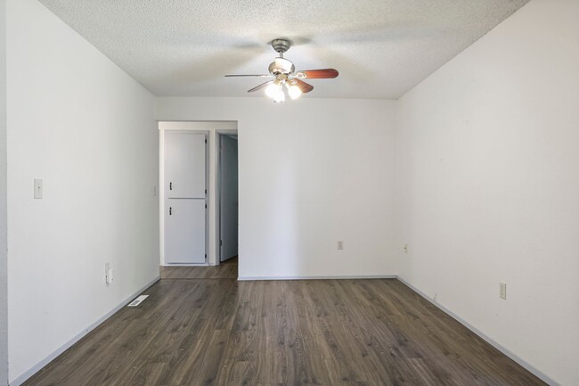 Building Photo - Move in ready now! 3 bedroom rambler in NE...