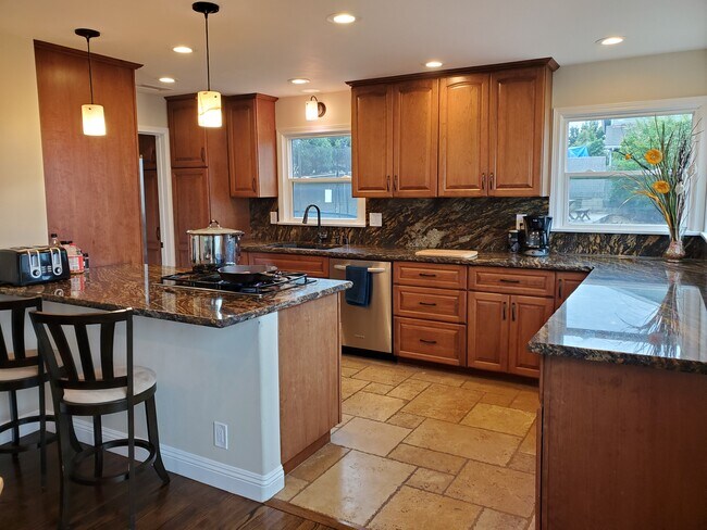 kitchen w/ bar - 2461 Fire Mountain Dr