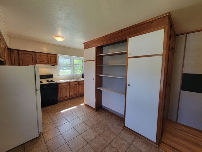 Building Photo - 2 Bedroom House