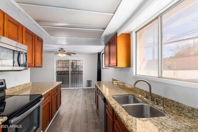 Building Photo - Great home in best ASU student neighborhood around campus