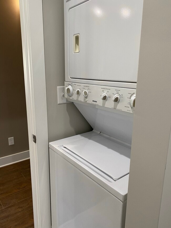 Building Photo - 329 N School Ave