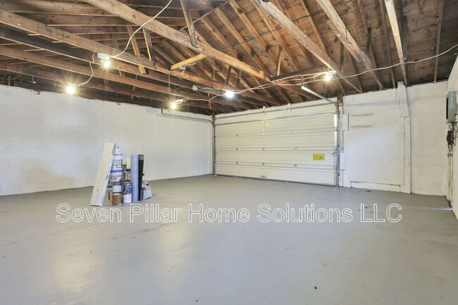Building Photo - 121 S Terrace Ave