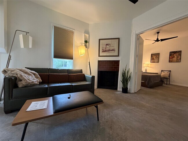 Building Photo - 318 Hyde Park Blvd