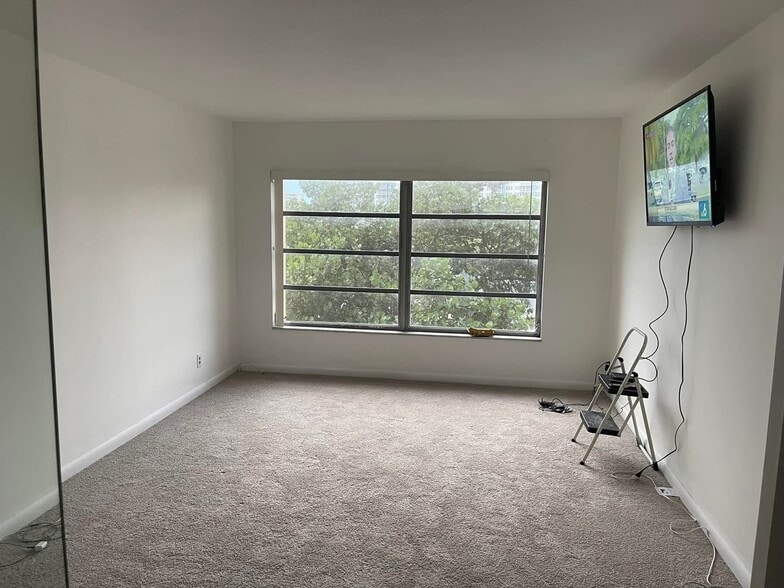 Building Photo - 2751 N Palm Aire Dr