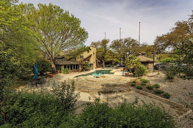Building Photo - 7685 Northcross Dr