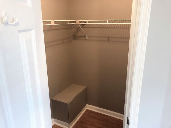 Building Photo - Welcome to the 2 Bed 2 Bath Bottom Floor C...