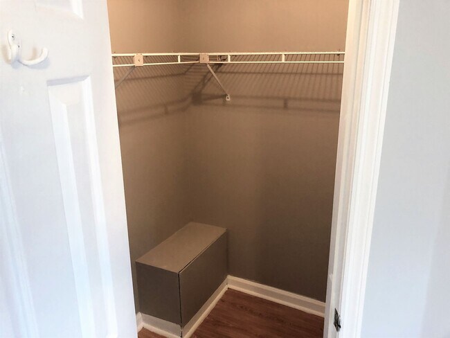 Building Photo - Welcome to the 2 Bed 2 Bath Bottom Floor Condo in Savannah Court, located in the vibrant city of ...