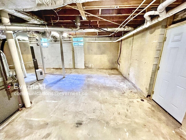 Building Photo - 1584 Camelot Cir