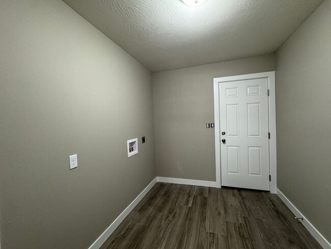 Building Photo - Charming 5 Bedroom off of South National Ave