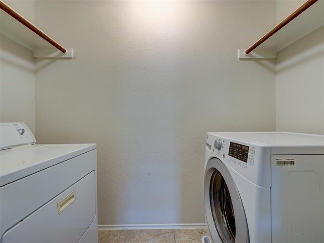 Building Photo - 180 Housefinch Loop