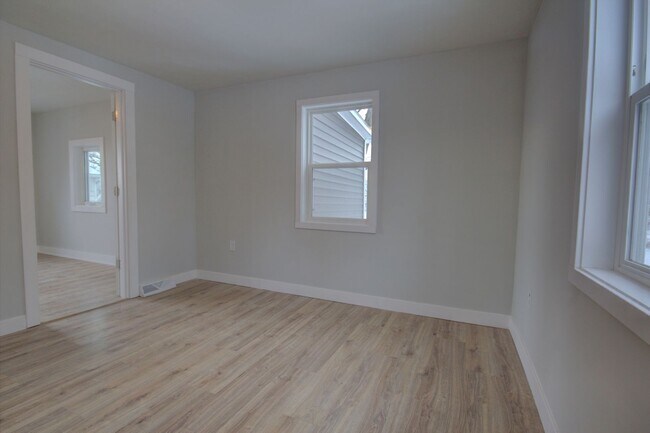 Building Photo - 2 BED 1 BATH HOUSE FOR RENT