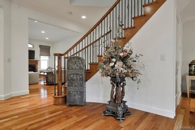 Building Photo - 702 Equestrian Way