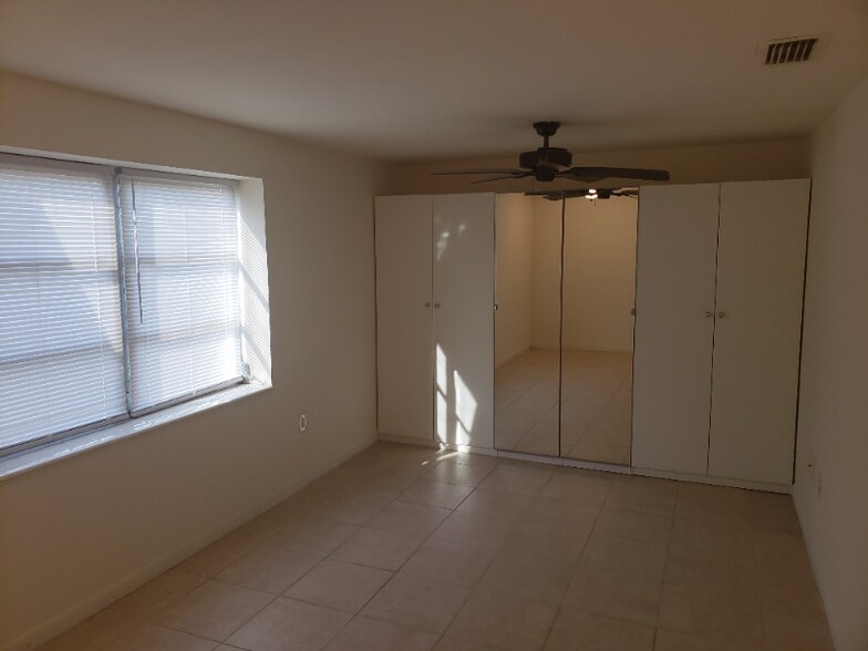 Building Photo - 4915 Catalina Dr