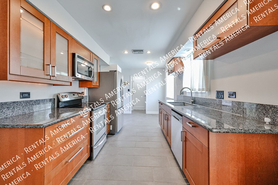 Building Photo - 3614 S Newberry Rd