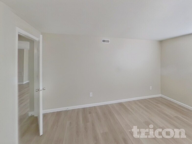 Building Photo - 4201 NE 51st St