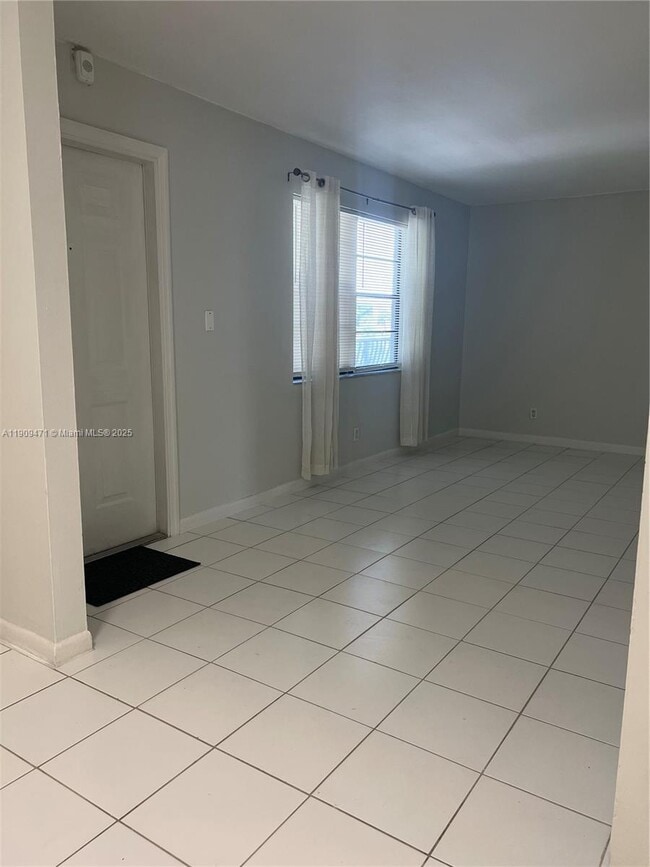 Building Photo - 500 NE 2nd St