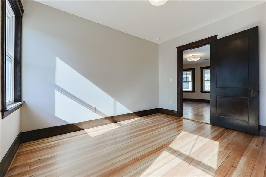 Building Photo - 65 Burton St