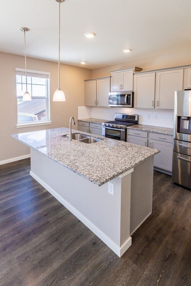Building Photo - Stunning 4BR House in Berthoud