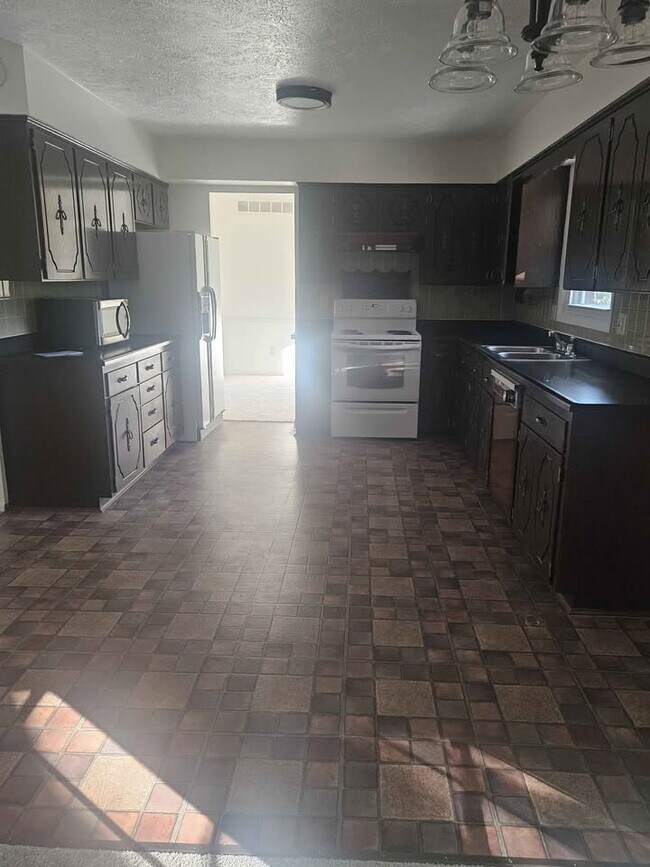 Building Photo - 121 S Regency Dr