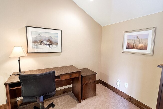 Building Photo - Beautiful townhome, ski shuttle, views, ut...