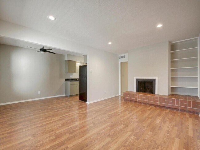 Building Photo - 505 W 7th St