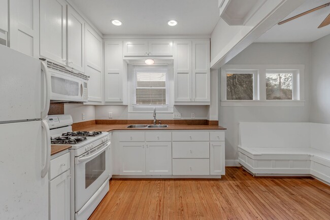 Building Photo - August Move In! Fantastic 3 Bed, 2 Bath in Bryan