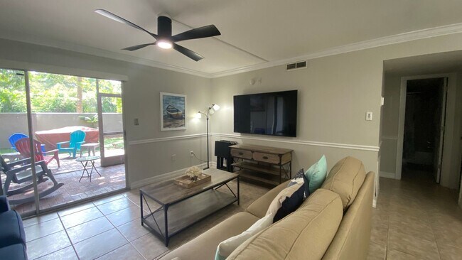 Building Photo - Charming 2/2 Seasonal Rental in Sarasota –...