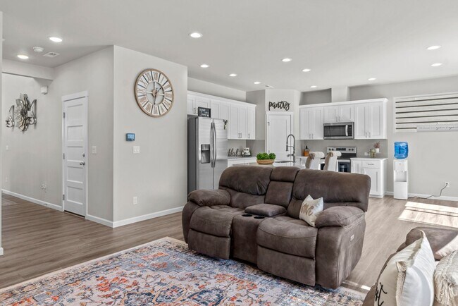 Building Photo - Beautiful 4 bedroom home