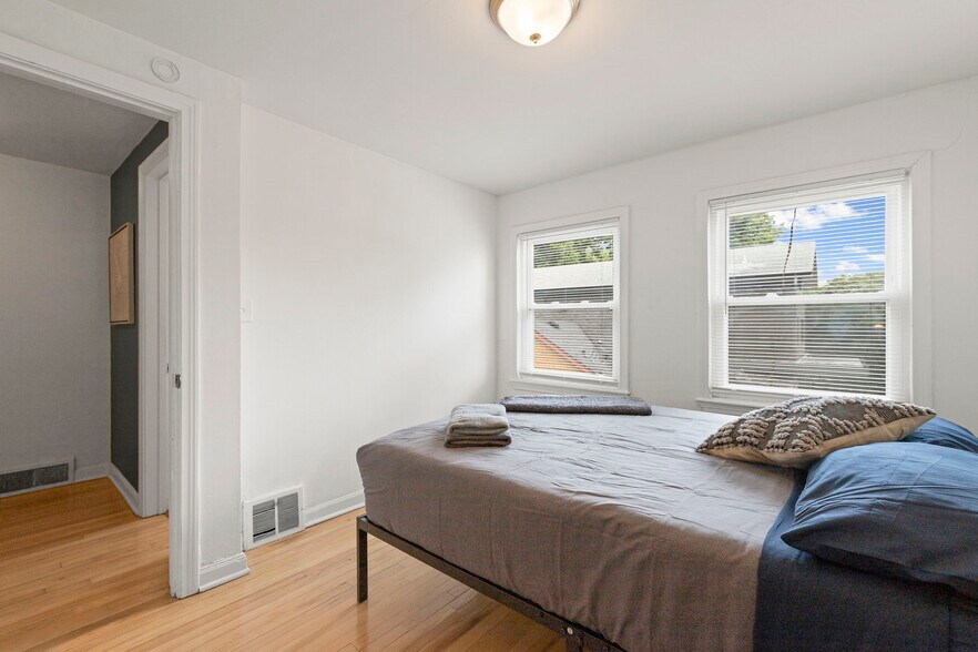 Building Photo - 1003 W 38th St