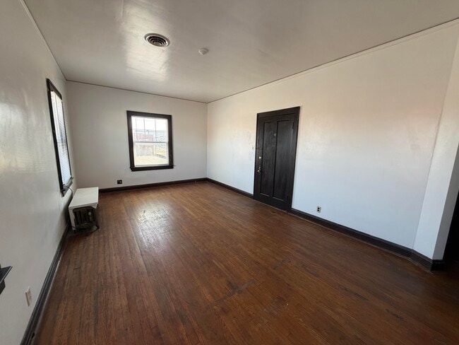 Building Photo - 308.5 Walnut-