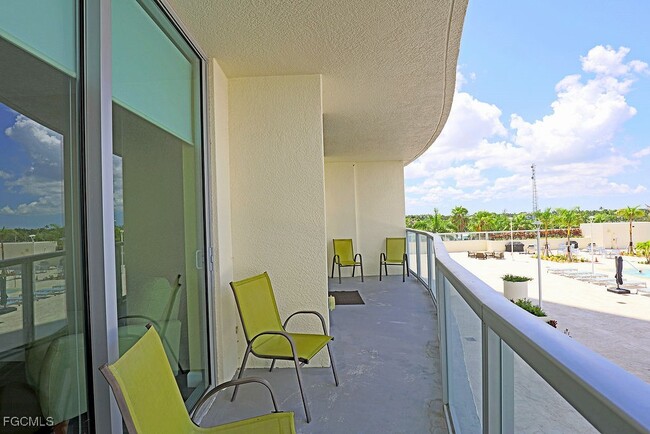 Building Photo - 3000 Oasis Grand Blvd