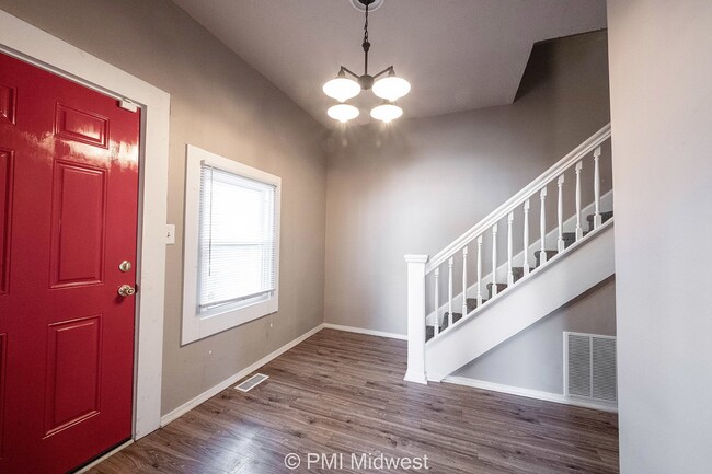 Building Photo - Charming 2-Bedroom Gem with Modern Comfort...