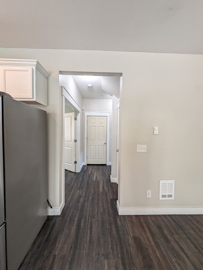 Building Photo - Stylish & Convenient Living - Bremerton 4 ...
