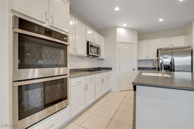 Building Photo - 1068 Riddle Glen St