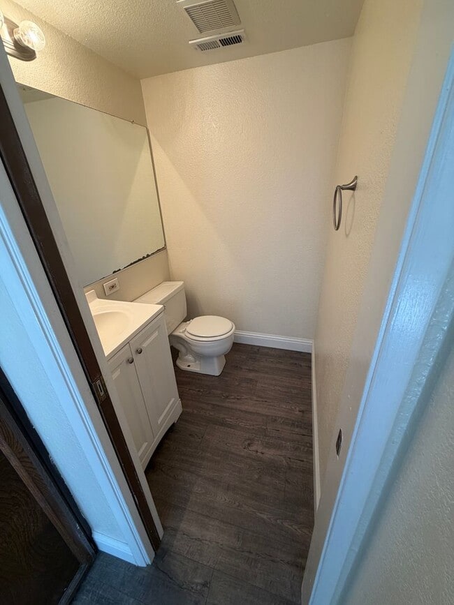 Building Photo - 2 bedroom | 1.5 bathroom | Citrus Heights Town Home