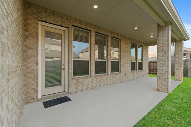 Building Photo - Room to Live, Play, and Grow in Booming Ro...