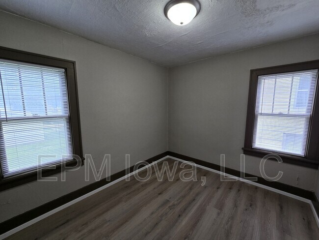 Building Photo - 947 Newton St