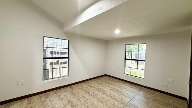 Building Photo - 1419 Reagan Dr