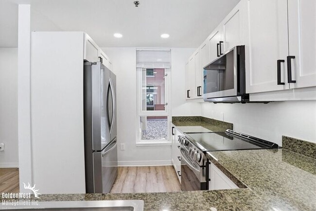 Building Photo - Immaculate 1Bdm 1Ba Condo with Massive Private Patio in the Diamond Terrace Building in Prime Dow...