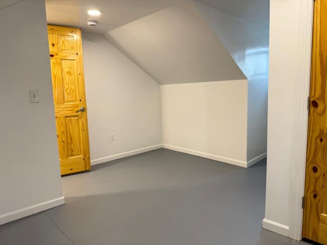 Building Photo - ACCEPTING SECTION 8 - Spacious 3 Bedroom 2 Bathroom Home in Columbia!