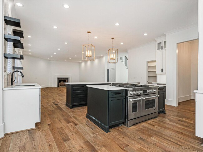 Building Photo - Beautifully built, renovated home boasts 5 BD, 5 BT, providing ample space for a growing family a...