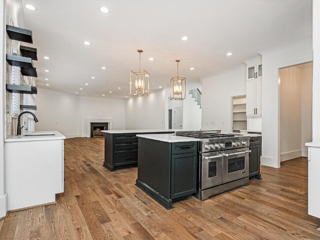 Building Photo - Beautifully built, renovated home boasts 5...