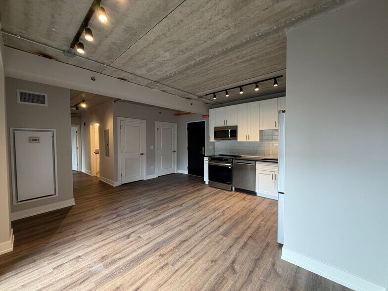 Building Photo - 952 W Carmen Ave