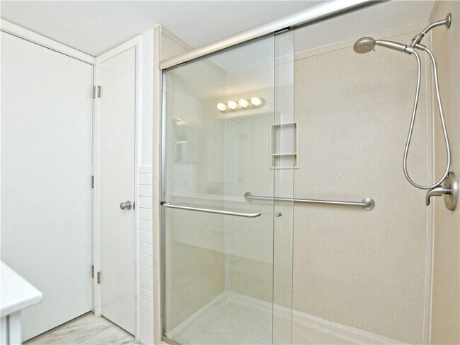 Building Photo - 2425 Ashdale Dr