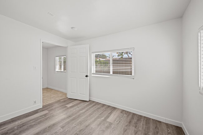Building Photo - 257 Holiday Way