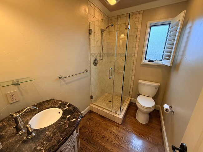 Building Photo - 831 Columbia Dr